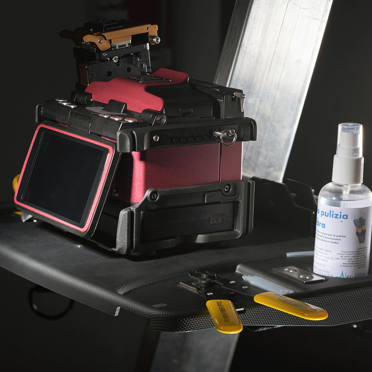 Fibernet: UN1CO mobile tragbare Werkbank: An einer Leiter